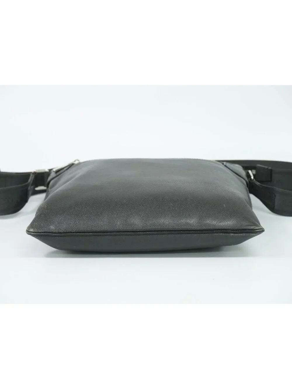 Louis Vuitton LV Sasha Taiga Leather Shoulder Bag Pochette Ardoise Black Vintage